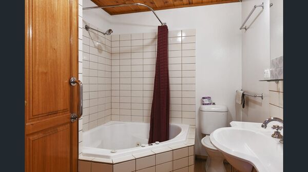 Bathroom | Bathroom | Cottage | The Lodge on Elizabeth Hobart Tasmania Accommodation