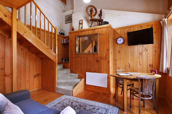 Cottage living 2 | Cottage living 2 | Cottage | The Lodge on Elizabeth Hobart Tasmania Accommodation