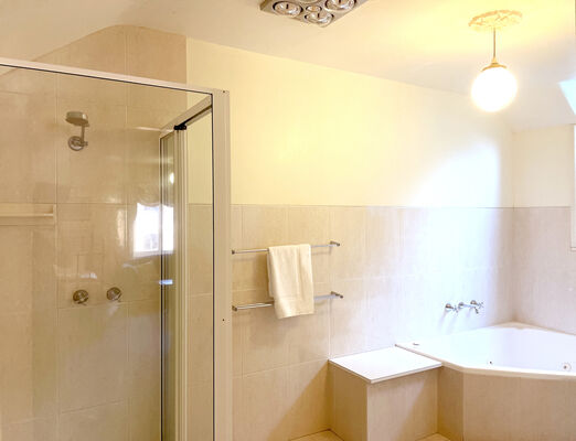 Ensuite R10 | Ensuite R10 | Ensuite Twin | The Lodge on Elizabeth Hobart Tasmania Accommodation