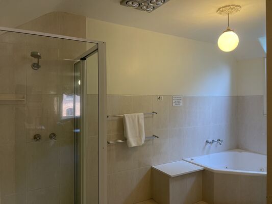 Ensuite twin Room 10 | Bathroom | Ensuite Twin | The Lodge on Elizabeth Hobart Tasmania Accommodation