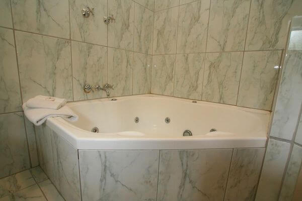 Spa Twin | Spa Twin | 2 Bed Apartment | The Lodge on Elizabeth Hobart Tasmania Accommodation